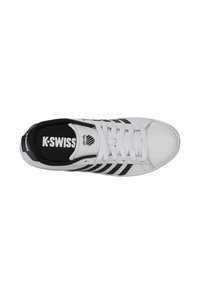 Bílé sportovní boty s černými akcenty, které mají tři černé pruhy, kulatou špičku a šněrování. Logo K-Swiss na jazyku a patě.