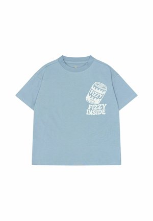 Lyseblå T-shirt med korte ærmer med hvid grafik af en sodavandsdåse og teksten "FIZZY INSIDE" på øverste venstre bryst.