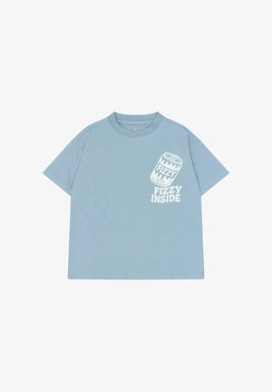 Lyseblå T-shirt med korte ærmer med hvid grafik af en sodavandsdåse og teksten "FIZZY INSIDE" på øverste venstre bryst.
