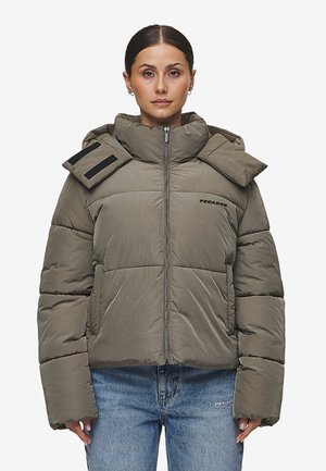 Olijfgroene pufferjack met een hoge kraag, ritssluiting en zwarte accenten. Beschikt over een boxy silhouet en gestructureerde stof.