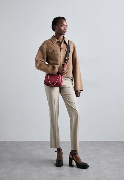 Emporio Armani DEA CERVO MULTIPOCKET SET - Kabelka - vino/tempesta