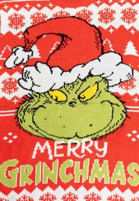 Maglione rosso a maglia presenta un personaggio verde con un cappello di Babbo Natale, occhi gialli e la scritta "MERRY GRINCHMAS" in bianco e verde su uno sfondo di motivo festivo.