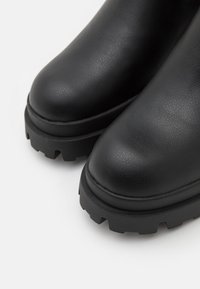 ONLY SHOES ONLDOJA - Stivali con plateau - black