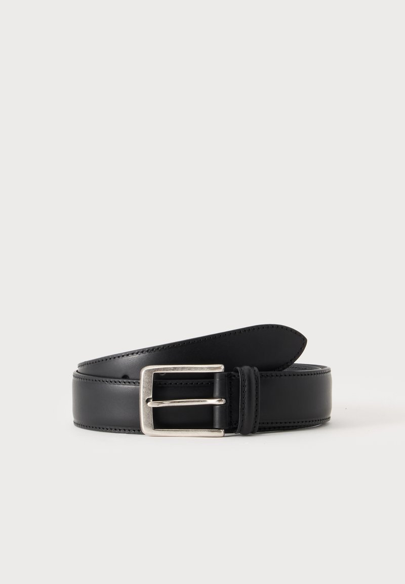 Ceinture en cuir noir avec boucle rectangulaire argentée, soigneusement enroulée sur fond blanc.