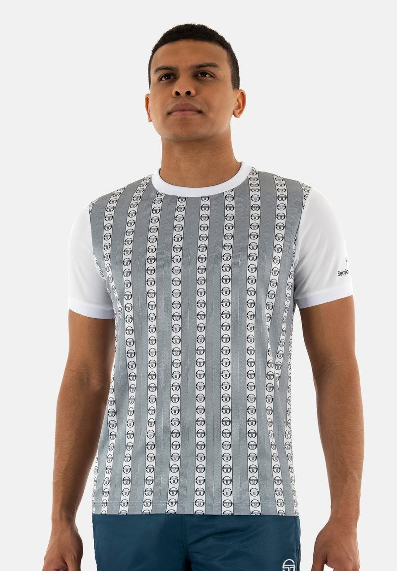 Camiseta gráfica gris con patrones verticales en blanco y negro, escote redondo, mangas cortas y una textura suave.