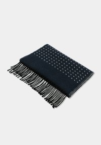 Granatowy szalik wykonany z miękkiego materiału, ozdobiony srebrnym wzorem w kropki i frędzlami na brzegach. Prostokątny kształt o gładkiej fakturze.