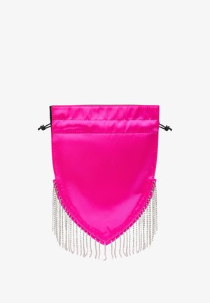 Sac à dos en satin rose avec un fond en forme et des détails en franges argentées. Texture lisse, design structuré et accents décoratifs.