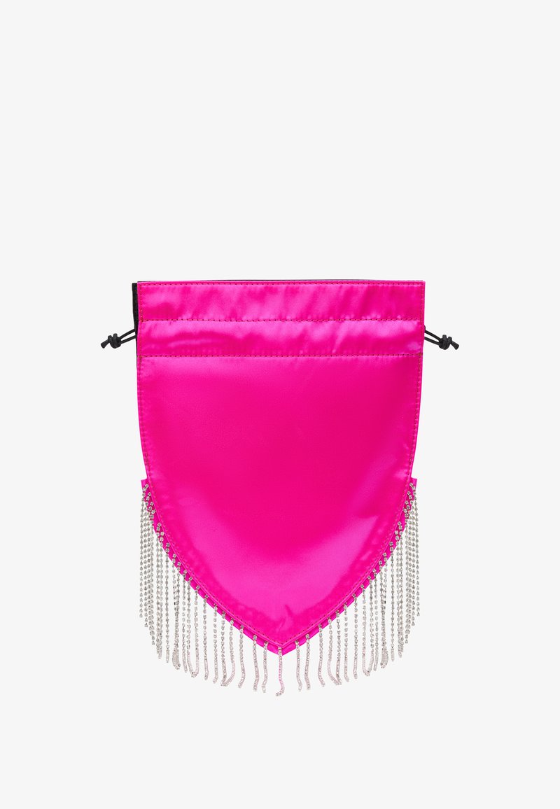 Bolsa de satén rosa con cordón de cierre, base con forma y detalles de flecos plateados. Textura suave, diseño estructurado y acentos decorativos.