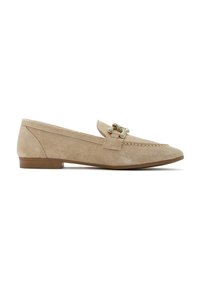 Mocassini in suede di un beige chiaro con un accento decorativo in catena dorata, punta arrotondata e tacco basso, caratterizzati da dettagli di cucitura lungo il gambale.