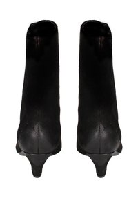 Bottines noires en daim, présentant une légère pointe et un petit talon. Texture lisse sans motifs ni accents visibles.