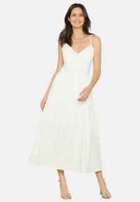 Vestido blanco sin mangas con escote en V, que presenta un diseño de ojal, un corpiño ajustado y una falda fluida de longitud media, hasta la pantorrilla.
