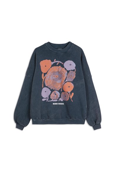 Tumman harmaa huppari pitkillä hihoilla, jossa on abstrakti oranssi ja laventeli kukkakuosi ja teksti "BOBO CHOSES" keskitettynä kuosin alle.