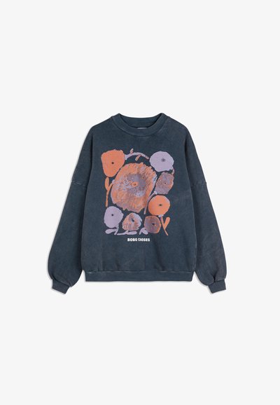 Tmavě šedá mikina s dlouhými rukávy má abstraktní květinový potisk v oranžové a levandulové barvě a nápis "BOBO CHOSES" umístěný uprostřed pod designem.