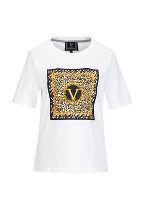 Weißes T-Shirt mit einem Leopardenmuster in quadratischer Form, umrandet von einem schwarzen Rand und goldenen Akzenten, in der Mitte mit einem hervorgehobenen 'V'.