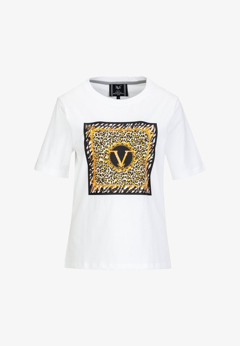 Weißes T-Shirt mit einem Leopardenmuster in quadratischer Form, umrandet von einem schwarzen Rand und goldenen Akzenten, in der Mitte mit einem hervorgehobenen 'V'.