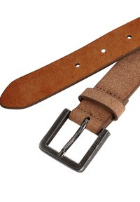 Ceinture marron en daim avec une finition texturée, dotée d'une boucle en métal rectangulaire et d'une boucle en cuir, comprenant plusieurs trous d'ajustement.