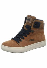 Braune Wildleder-Hochtop-Sneaker mit marineblauen Schnürsenkeln, verstärkten Ösen und einer weißen Gummisohle. Verfügt über eine strukturierte Oberfläche und dezente Nähte.