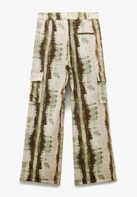 Pantaloni cargo dal taglio rilassato, con una base beige chiaro e strisce verticali verdi e marroni. Comprendono tasche laterali e presentano una finitura testurizzata.