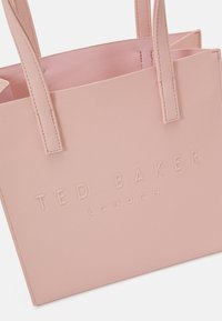 Rosa teksturert totebag med deprese "TED BAKER LONDON" logo, stiv form, doble håndtak og glatt fôr.