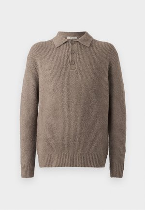 Brauner Strickpullover mit strukturiertem Muster, mit Kragen und einer Knopfleiste mit drei Knöpfen. Lange Ärmel mit gerippten Bündchen.