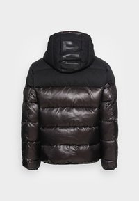 Kurtka puchowa w kolorze czarnym i ciemnobrownym, z kapturem, pikowanym wzorem, błyszczącą fakturą oraz dużym detalem z logo na plecach.