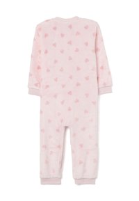 Rosa Fleece-Overall mit kleinen Herzmustern, langen Ärmeln, gerippten Bündchen und rundem Ausschnitt. Weicher Stoff über das gesamte Kleidungsstück.