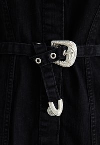 ONLY ONLMYTH LIFE BELT DRESS - Robe en jean - washed black