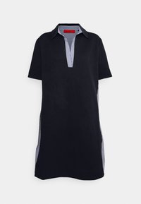 Robe noire à manches courtes avec un col fendu et un col intérieur ainsi que des panneaux latéraux rayés bleu et blanc, coupe droite à hauteur du genou.