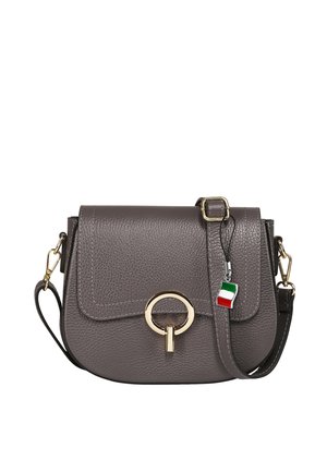 Grijze gestructureerde leren crossbodytas met gouden ronde sluiting, verstelbare band en klein Italiaanse vlaghanger aan de band.