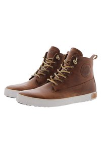 Stivaletti in pelle marrone con lacci beige e suola in gomma bianca. Presentano una toppa rotonda con logo sul lato e una texture liscia.