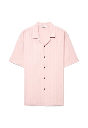 Hellrosa Kurzarmhemd mit Knopfleiste, mit Reverskragen und feiner vertikaler Struktur, fünf braune Knöpfe vorne.