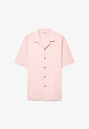 Chemise rose clair à manches courtes avec col cranté et texture verticale subtile, cinq boutons marron sur le devant.