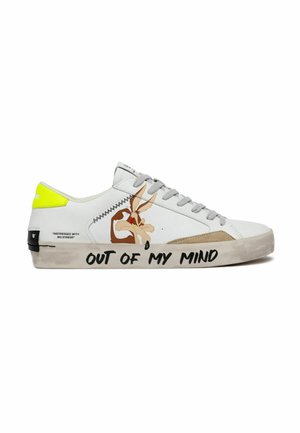 Sneaker bianca con lacci grigi, grafica di un personaggio Looney Tunes, testo ""OUT OF MY MIND"" sulla suola e accento giallo sul tallone.