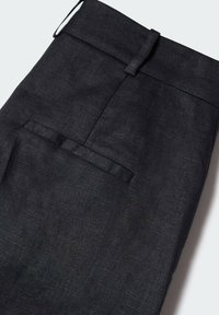 Černé lněné kalhoty s hladkou texturou, poutky na opasek a zadní kapsou s klopou. Jednoduchý, střihový design.