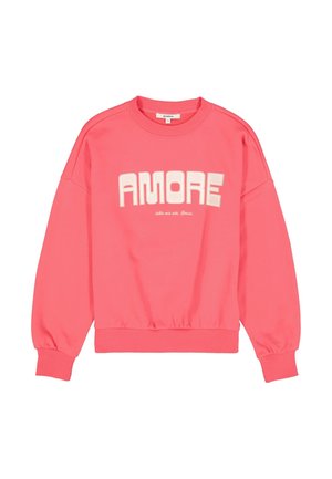 Koraalroze sweatshirt met geribbelde manchetten en zoom, afgewerkt met grote witte tekst "AMORE" op de borst en kleinere sierletters eronder.