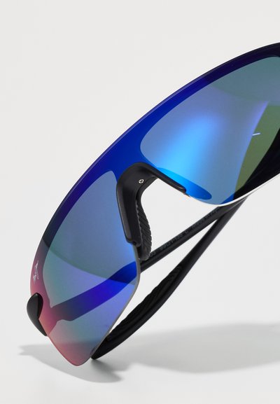 Lunettes de sport avec une monture noire élégante. Les verres dégradés bleu passent du foncé au clair, avec des accents en caoutchouc pour une meilleure prise.