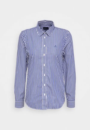 Blau-weiß gestreiftes langärmliges Hemd mit Knöpfen, Kragen und Logo auf der linken Brust.