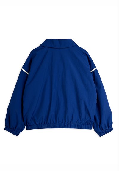 Μπλε μακρυμάνικο μπουφάν με ελαστικές μανσέτες και τελείωμα, λευκή ρίγα στα πάνω μανίκια και διπλωμένος γιακάς, απεικονιζόμενο από πίσω.