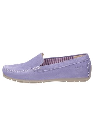 Lila Wildleder Slipper mit runder Zehenpartie, kontrastierenden weißen Nähten und einem weichen Innenfutter mit gestreiftem Muster. Gummisohle.