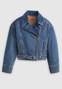 Lyhennetty sininen farkkutakki, jossa on terävä kaulus, vetoketjullinen etuosa ja leveät hihat. Varustettu vyöllä ja erottuvilla ommelkoristeilla.