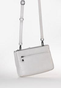 Borsa a tracolla in pelle grigia con tracolla regolabile, chiusura con zip e tasca esterna. Texture liscia, forma rettangolare compatta, design minimalista.