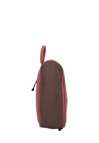 Tasche mit pinkfarbenem Äußeren und braunem Seitenpaneel, hergestellt aus strukturiertem Nylonmaterial, mit seitlichem Reißverschluss und einem Tragegriff an der Oberseite.