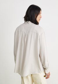 Weekday OVERSIZED BLEND - Košeľa - striped ecru