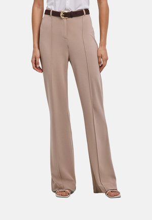Beige High-Waist-Weitbein-Hose mit vorderen Nähten, getragen zu einem weißen Hemd, braunem Gürtel und offenen Sandalen mit quadratischer Zehenpartie.