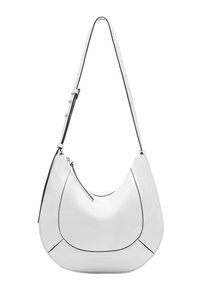 Sac à épaule en cuir blanc avec une forme incurvée, des coutures noires contrastantes, une bandoulière réglable et une fermeture zippée sur le dessus.