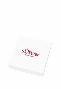 Scatola rettangolare bianca con texture liscia. Presenta il logo rosso s.Oliver e il motto "Fashion for Life" sulla parte superiore. Design pulito, senza altri dettagli.