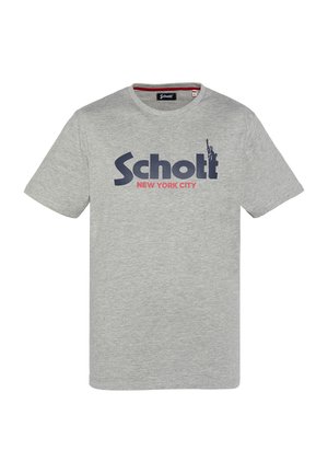 Camiseta de algodón gris con cuello redondo y mangas cortas. Texto impreso en azul oscuro y rojo: "Schott NEW YORK CITY."