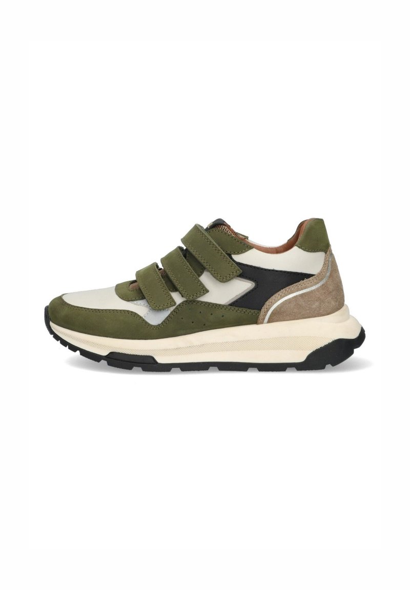 Groene en beige sneaker met drie verstelbare banden, gladde en suède texturen, zwarte accenten en een dikke crèmekleurige zool.