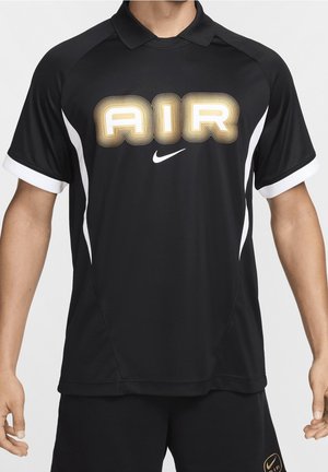 Polo noir à manches courtes, arborant le mot "AIR" en lettres dorées sur la poitrine, accentué par des panneaux latéraux blancs et un petit logo.