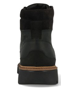 Zwarte leren en suède enkelboot met een ronde neus, gestructureerd oppervlak, gewatteerde kraag en een rubberen zool. Voorzien van een achterste trekband voor eenvoudig aan- en uittrekken.